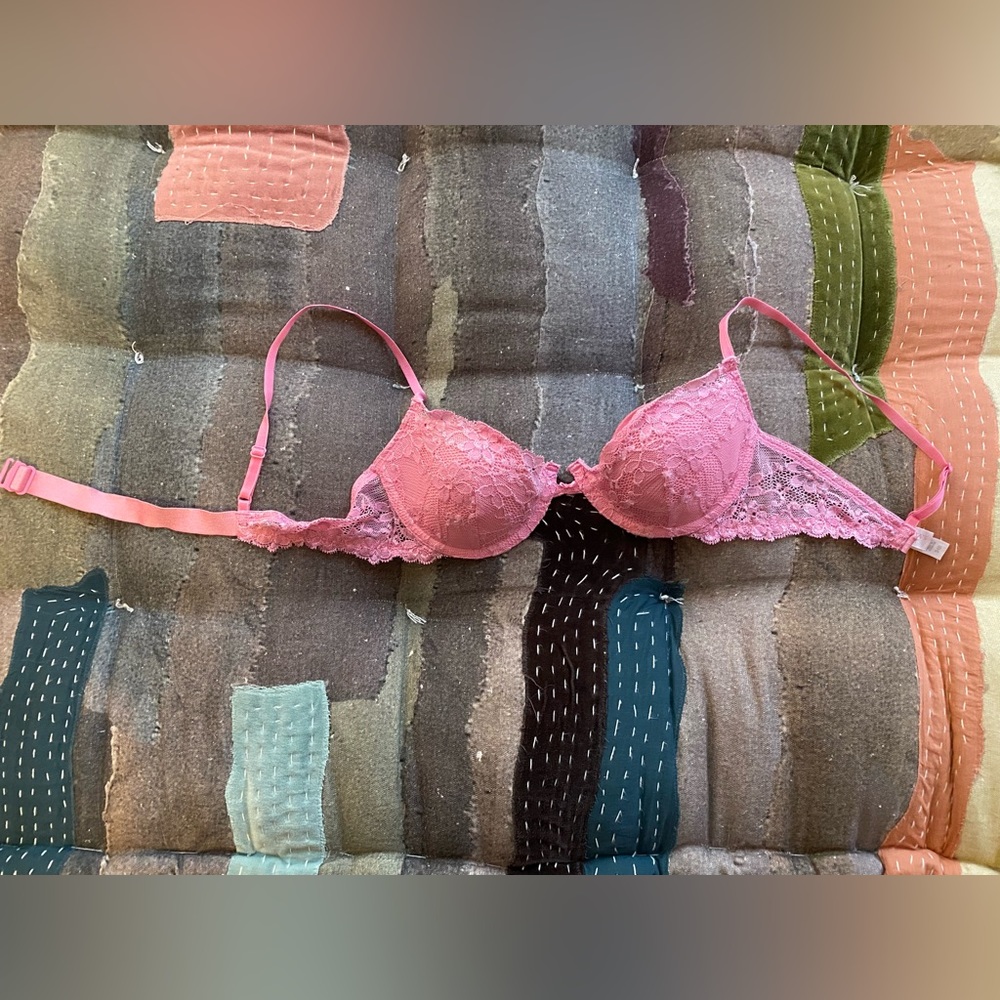 Victoria’s Secret 34B lacy, so pretty pinkish, coral bra. Has a fancy closure 😍